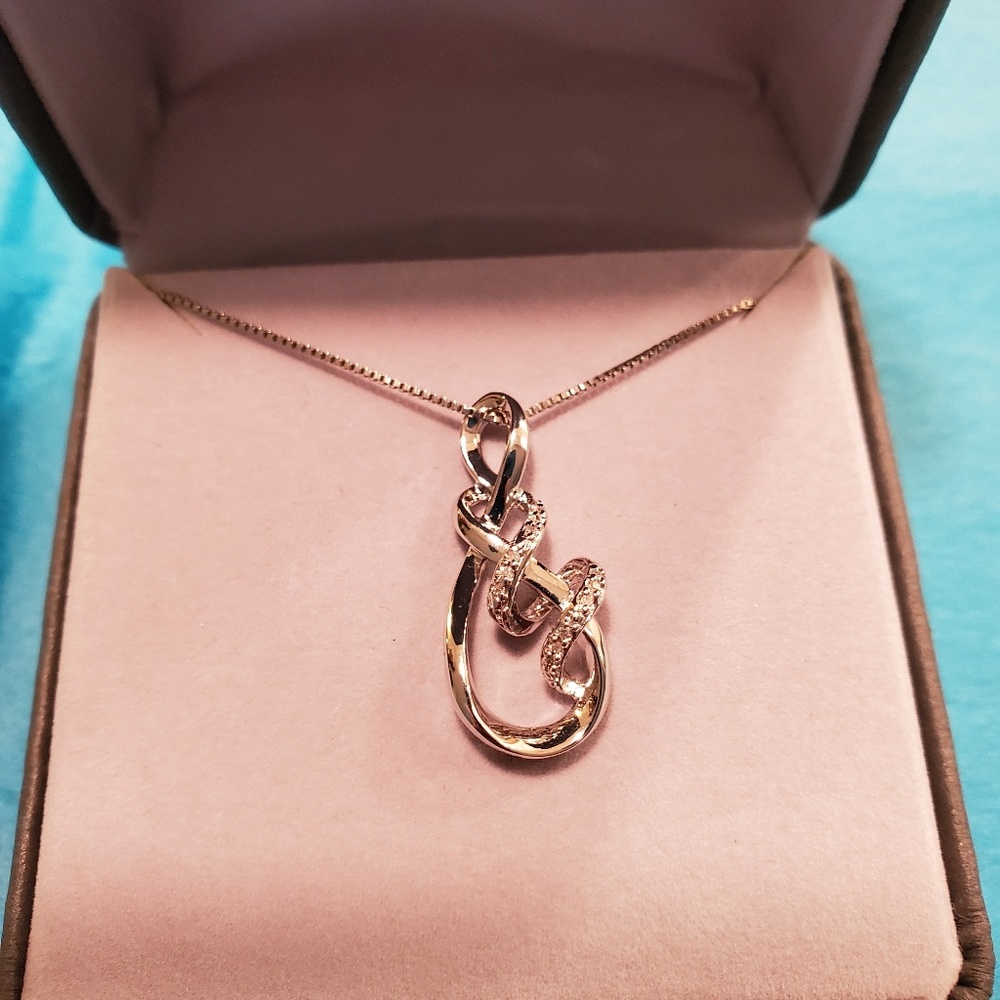 18-inch silver chain with silver pendant/diamonds